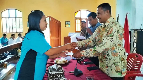 Foto - Kakan Kemenag Flotim Serahkan 80 SK Penyuluh Non PNS Agama Katolik dan Lakukan Pembinaan